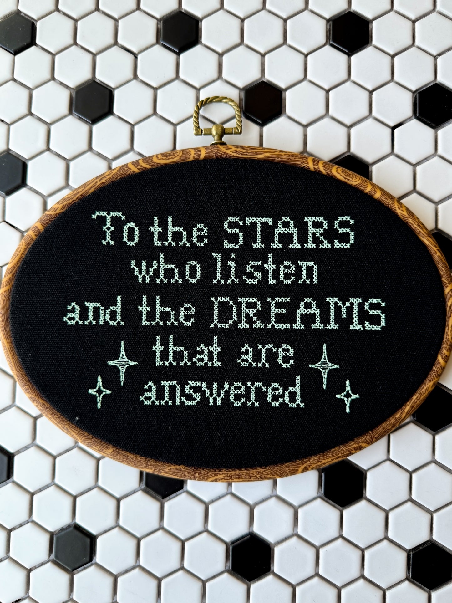 To the stars that listen | 10" Embroidery hoop